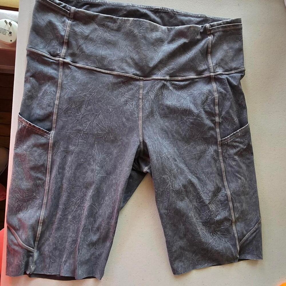 Lululemon fast and free gray athletic bike shorts pockets 12